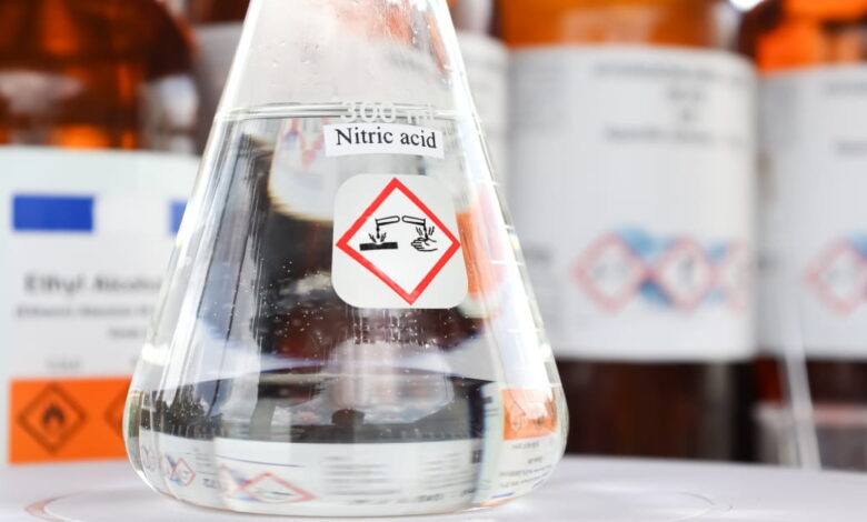 Axit nitric (HNO3): Cấu tạo phân tử, tính chất, cách điều chế và ứng dụng